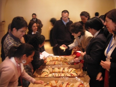 Rosca de Reyes at the office: everybody is desperate to get a piece... we�re living in tough times...