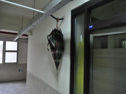 之中雨傘 (umbrella and aisle)