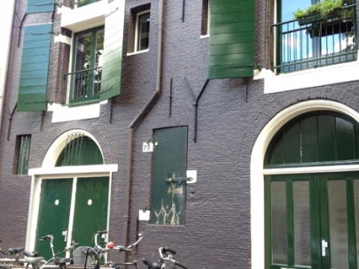 recien pintada la fachada, reluciente y con nombre propio